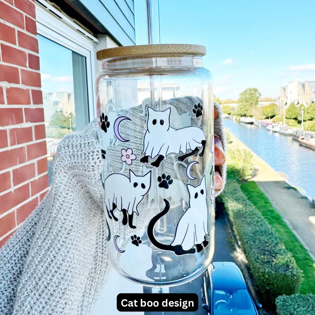 Spooky Boo and Daisy Book Lover Iced Coffee Can Glass, 16oz Beer Can Glass with Bamboo Lid and Glass Straw , Ghost Bookish Cup